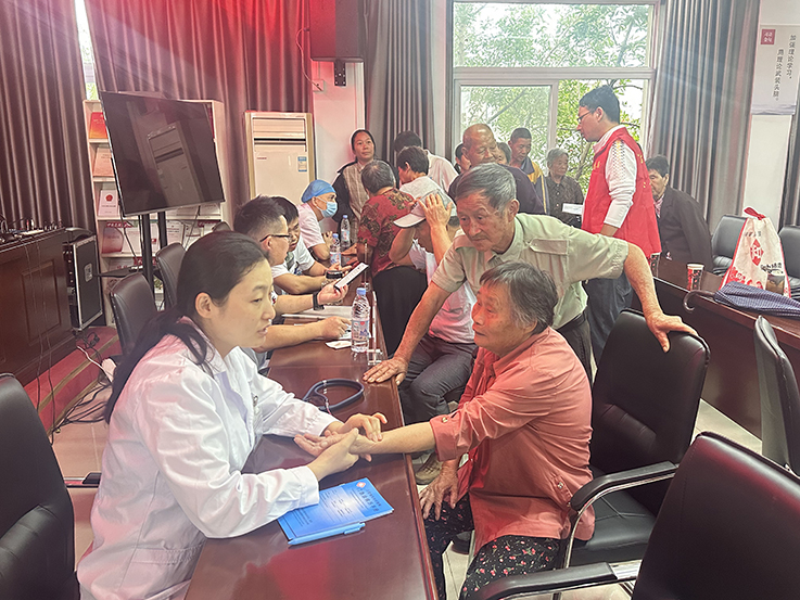 安徽省教科文衛(wèi)體工會組織勞模專家團(tuán)隊深入幫扶村開展送醫(yī)送藥義診與社會經(jīng)濟(jì)咨詢服務(wù)